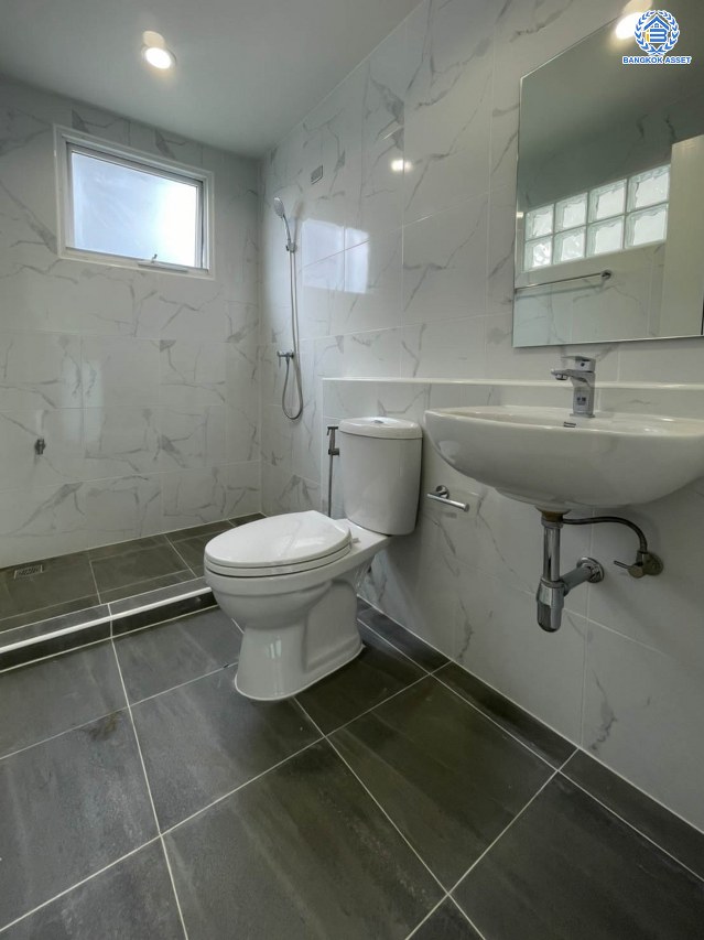 บ้านมือสองตกแต่งใหม่ คุณภาพระดับ L&H โครงการ ชลลดา วัดลาดปลาดุก บนเนื้อที่ 52.5 ตร.ว. ฟังก์ชัน 3 ห้องนอน 2 ห้องน้ำ 2 ที่จอดรถ บนทำเลศักยภาพ เพียง 15 นาทีถึง เซ็นทรัลเวสท์เกต ใกล้รถไฟฟ้าสายสีม่วง "สถานีคลองบางไผ่"